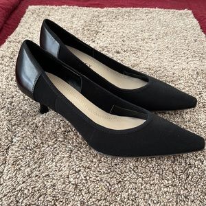 Ellen Tracy Simple black pumps